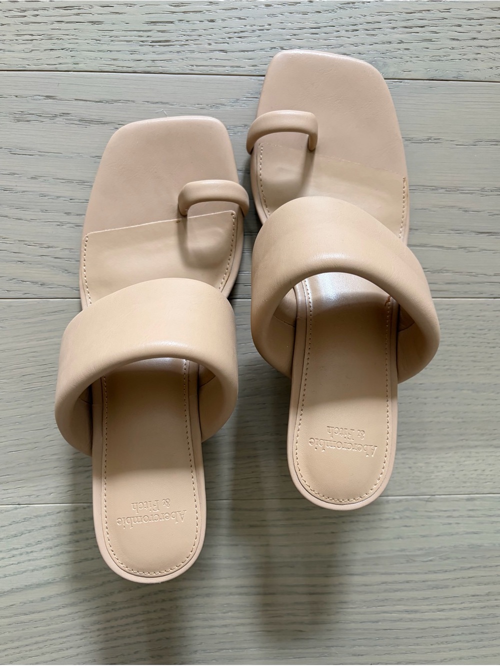 NWT Abercrombie & Fitch Nude/Beige Padded Toe-Loop Slide Sandals